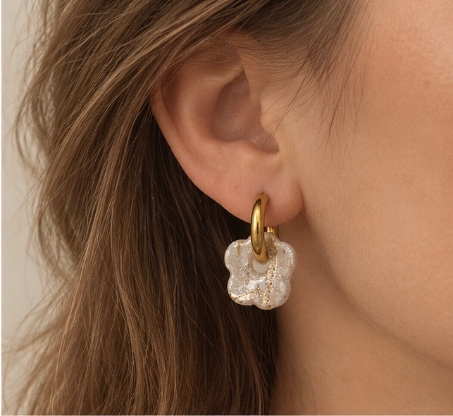 Créoles fleur amovible - vue 6 - bijou artisanal Tipoïa Bijoux