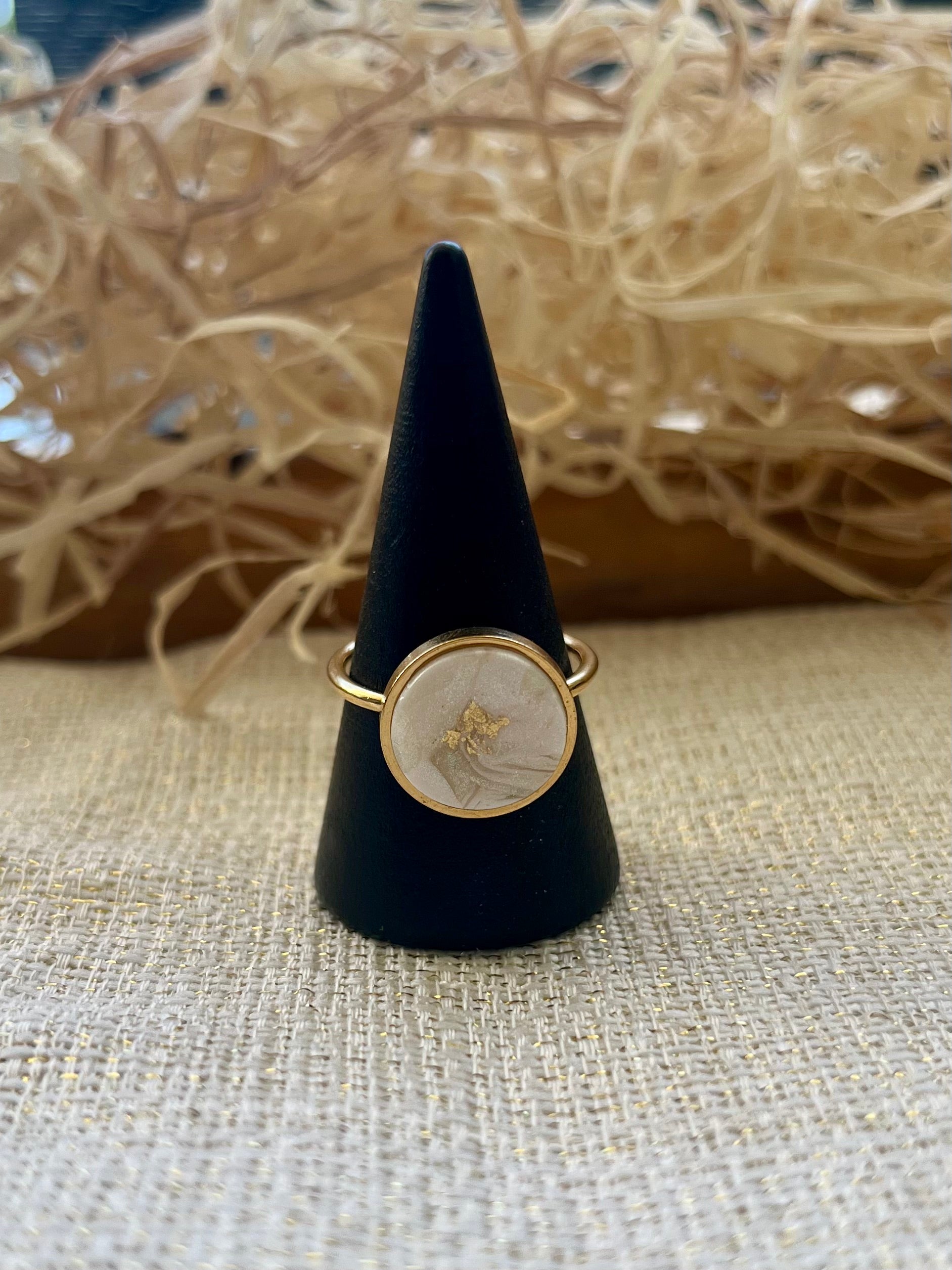 Bague Simple Ajustable - vue 3 - bijou artisanal Tipoïa Bijoux