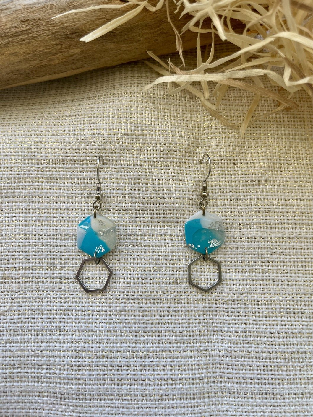 Boucles d'oreilles pendantes hexagone turquoise - bijou artisanal Tipoïa Bijoux