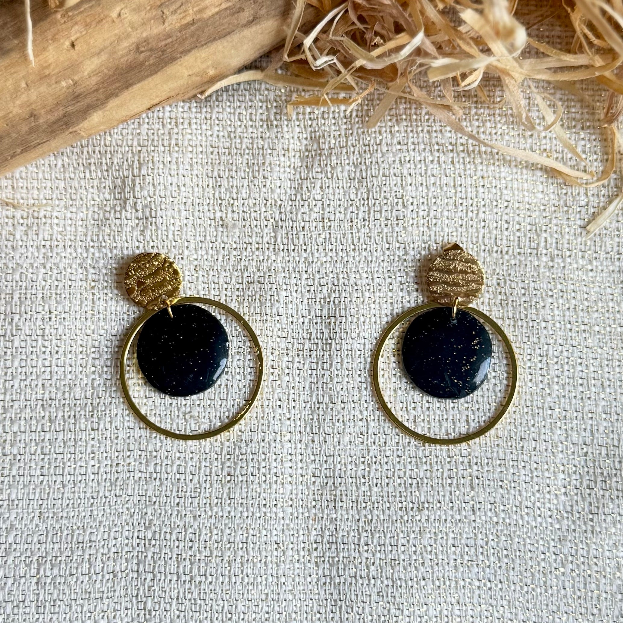 Boucles d'oreilles 'Loya Dorée' - vue 8 - bijou artisanal Tipoïa Bijoux