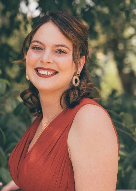 Laurine portant une création Tipoïa Bijoux