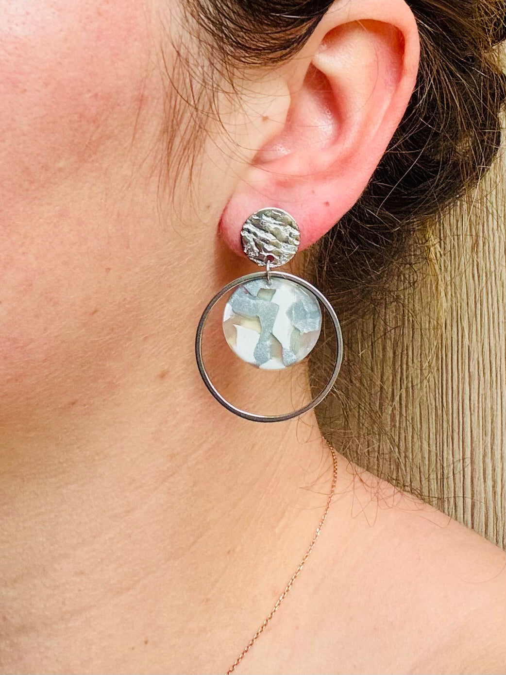 Boucles d'oreilles 'Loya Argenté' — vue 4 — bijou artisanal Tipoïa Bijoux