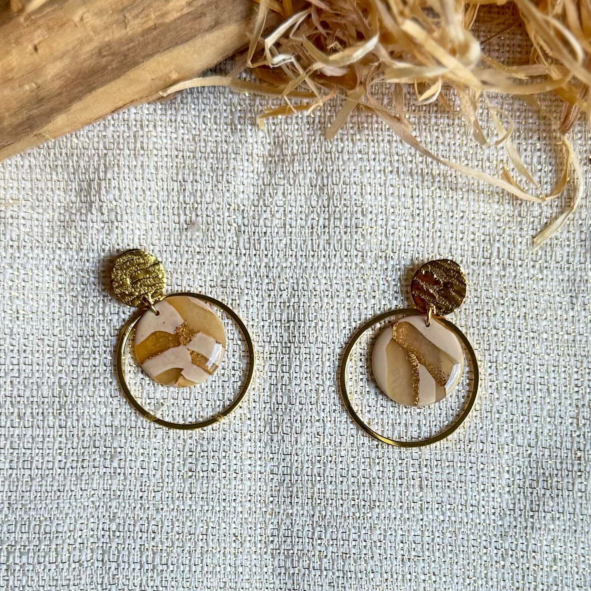 Boucles d'oreilles 'Loya Dorée' — vue 3 — bijou artisanal Tipoïa Bijoux