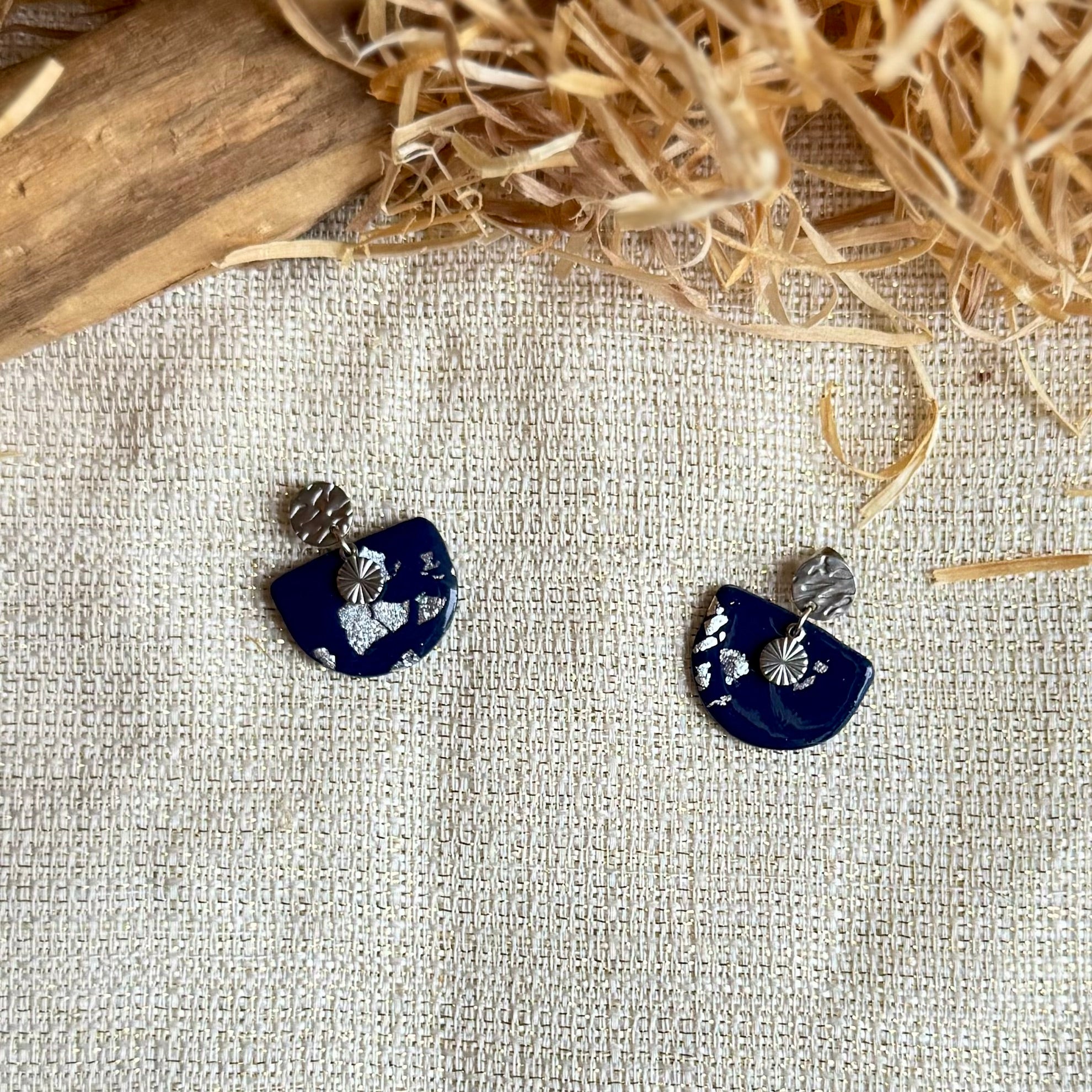 Boucles d'oreilles 'Nira Argenté' — vue 2 — bijou artisanal Tipoïa Bijoux