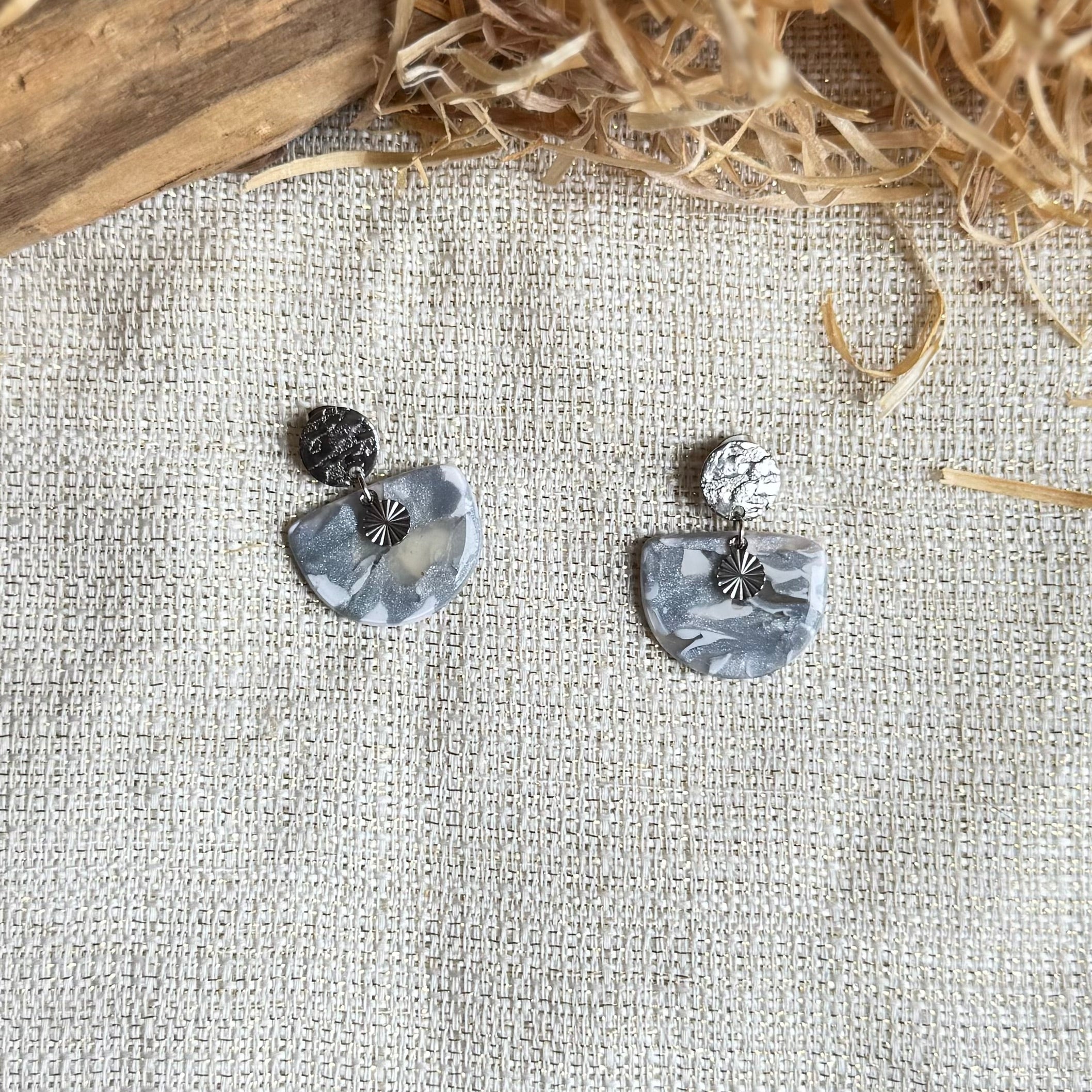 Boucles d'oreilles 'Nira Argenté' — vue 3 — bijou artisanal Tipoïa Bijoux