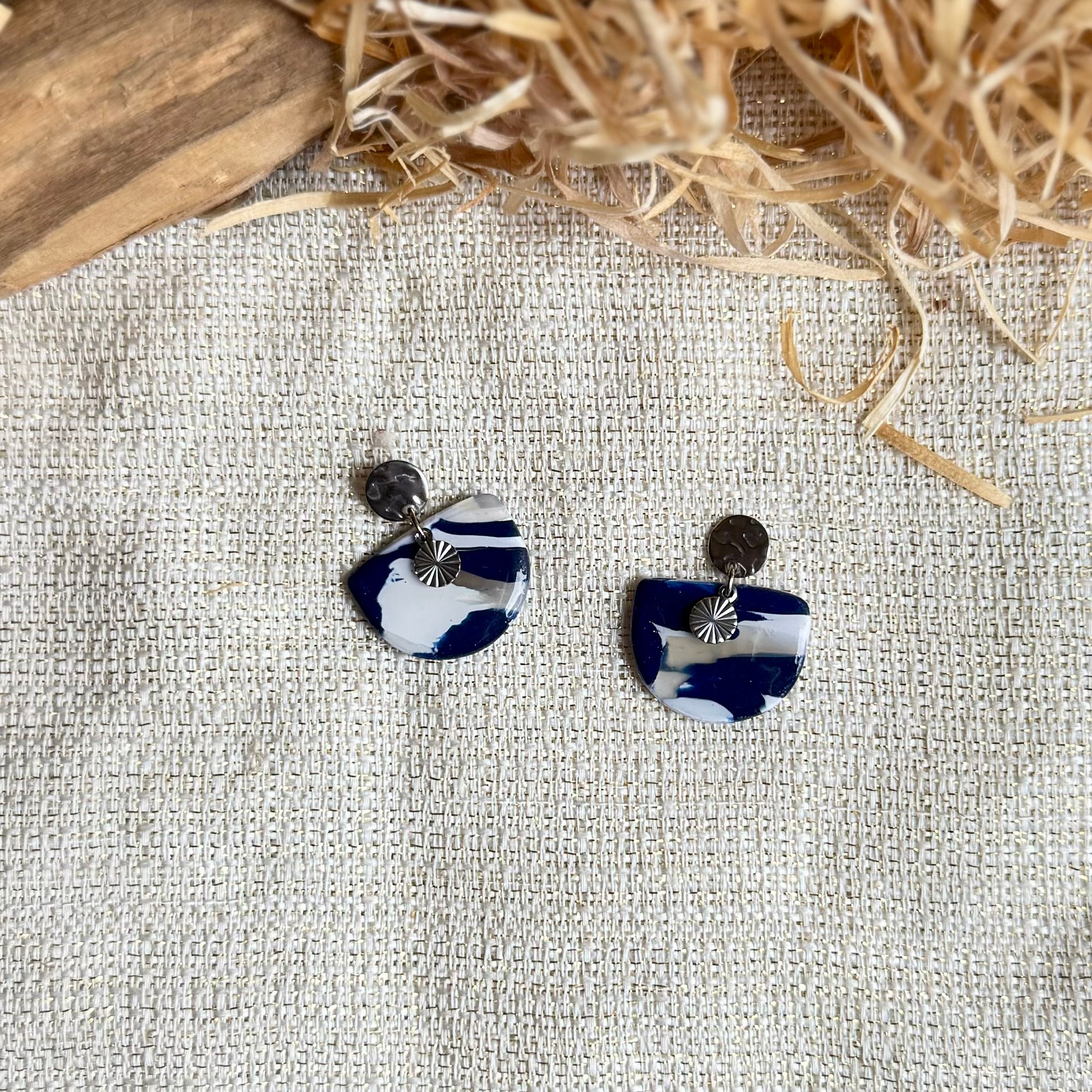 Boucles d'oreilles 'Nira Argenté' — vue 4 — bijou artisanal Tipoïa Bijoux