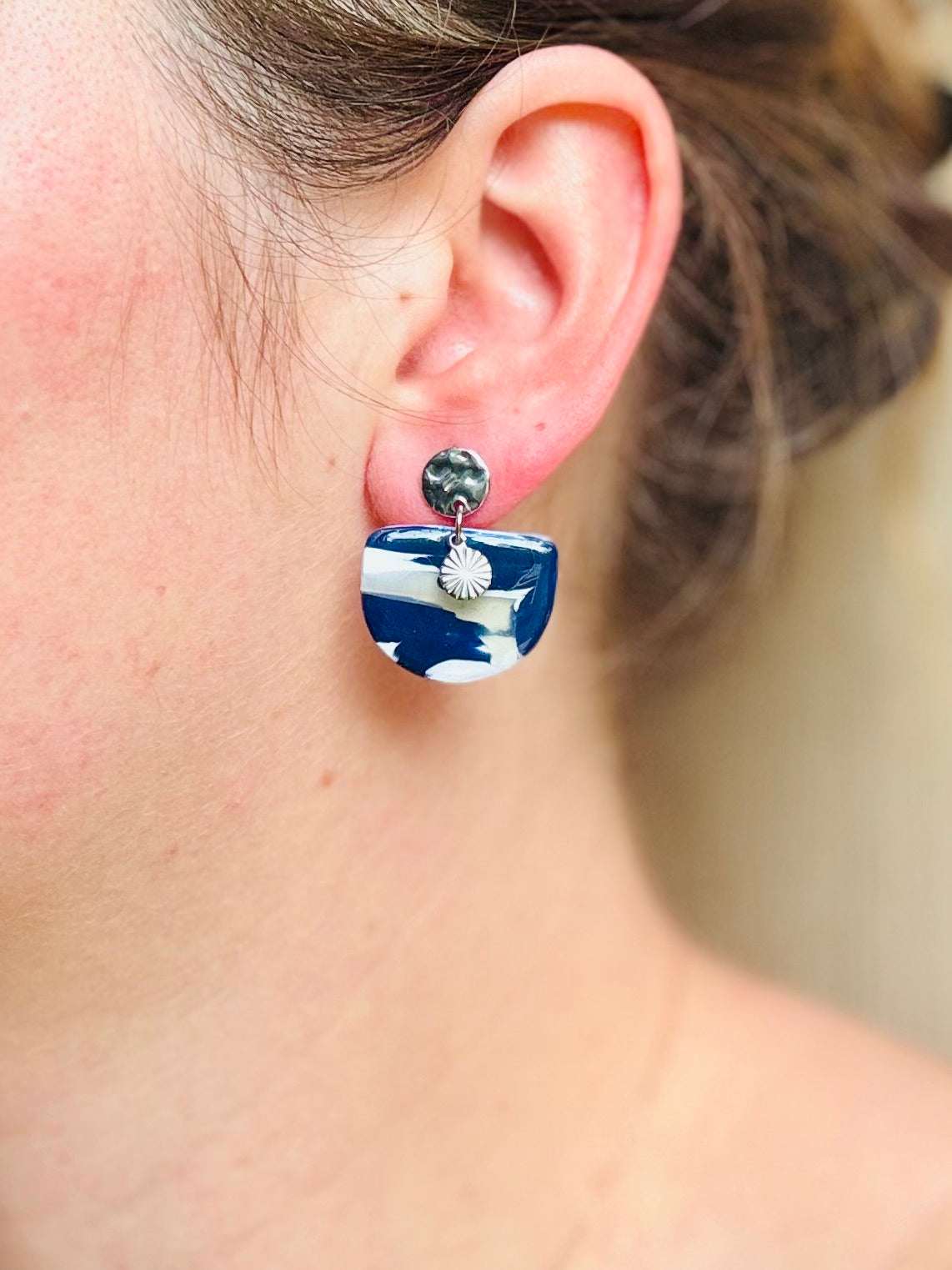 Boucles d'oreilles 'Nira Argenté' — vue 5 — bijou artisanal Tipoïa Bijoux