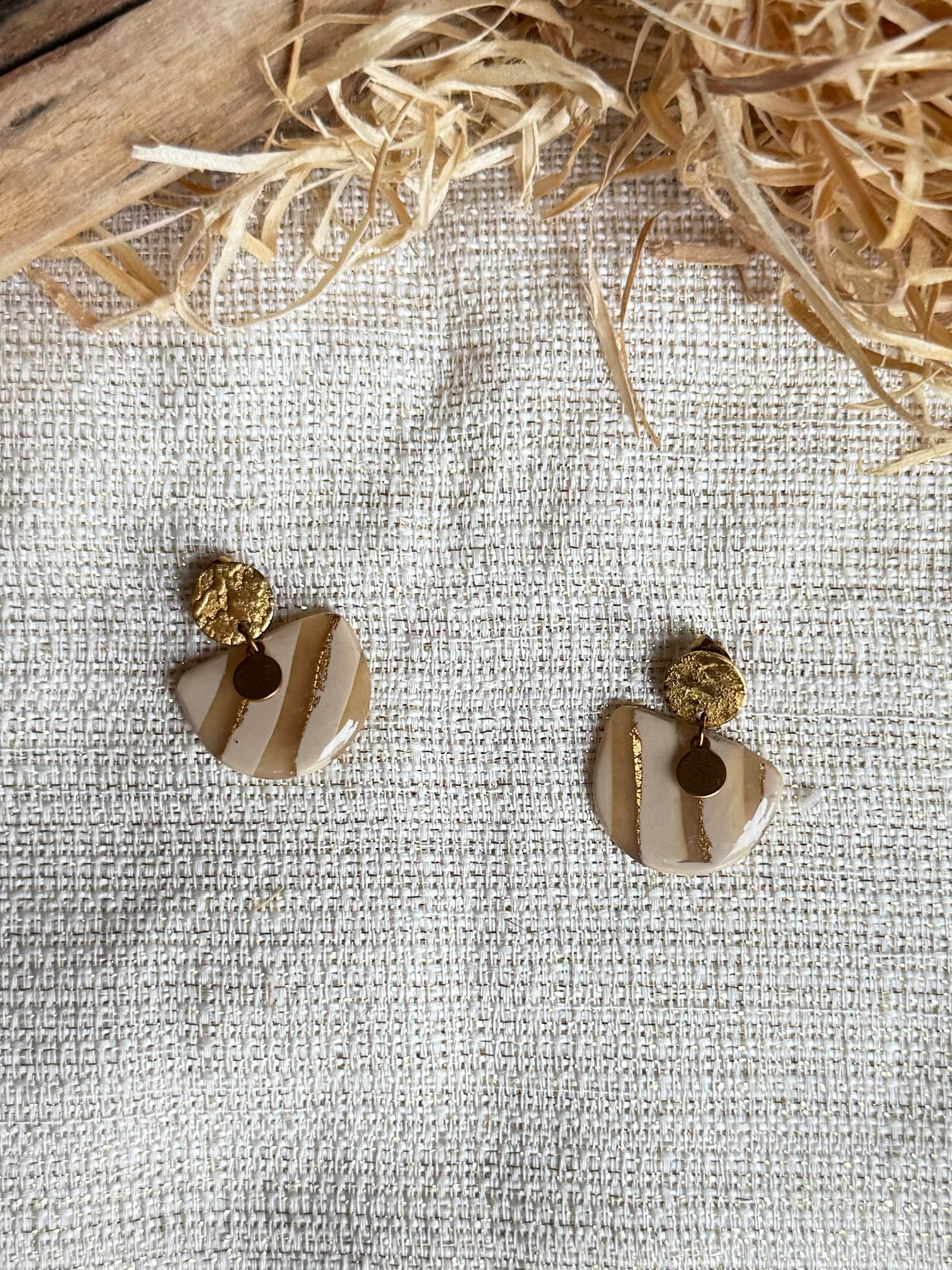 Boucles d'oreilles 'Nira Dorée' — vue 2 — bijou artisanal Tipoïa Bijoux