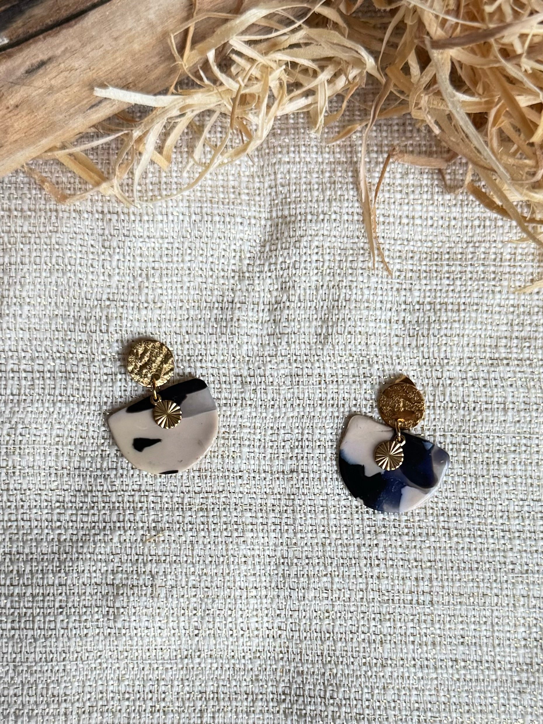 Boucles d'oreilles 'Nira Dorée' — vue 3 — bijou artisanal Tipoïa Bijoux