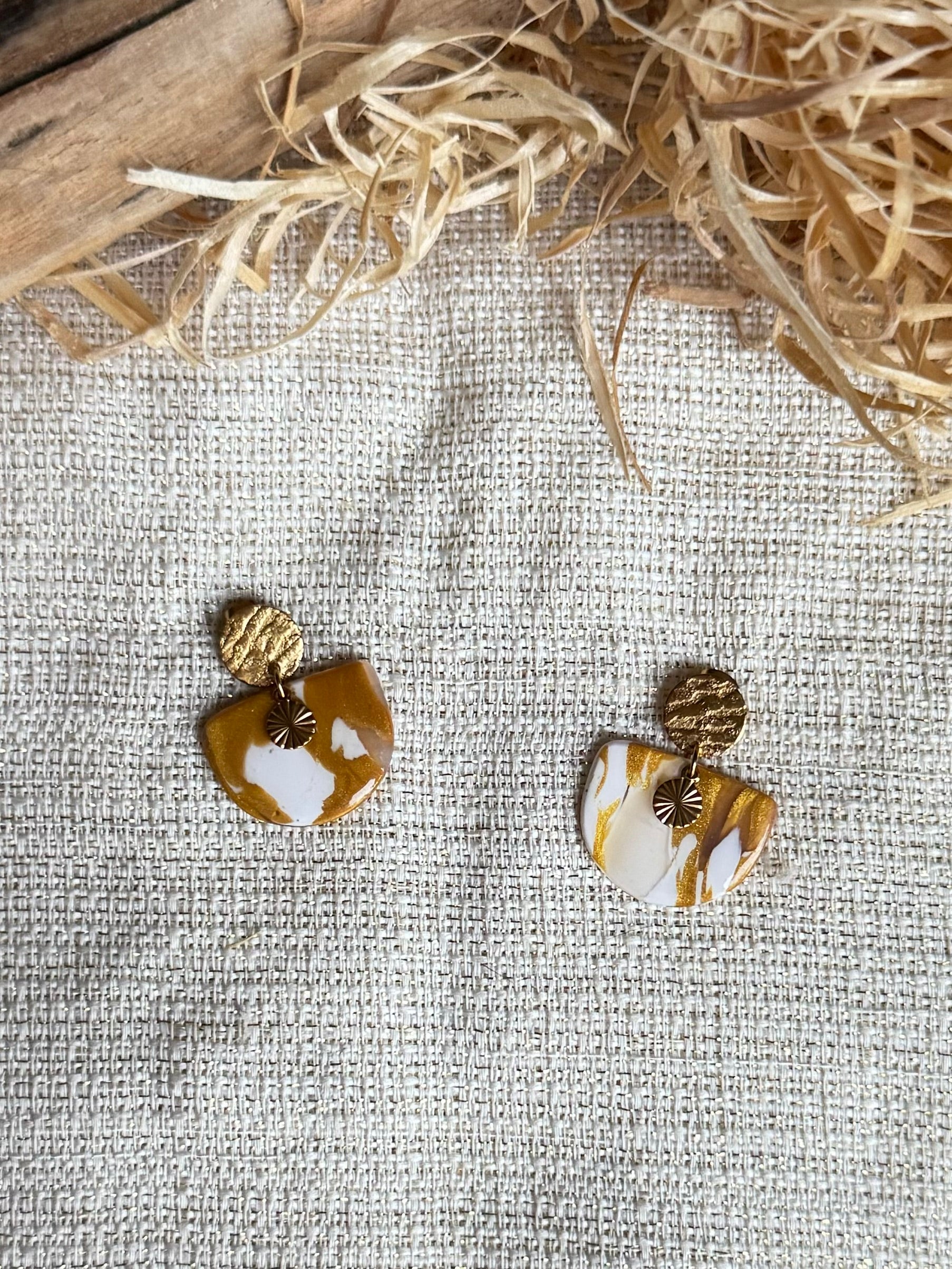 Boucles d'oreilles 'Nira Dorée' — vue 4 — bijou artisanal Tipoïa Bijoux