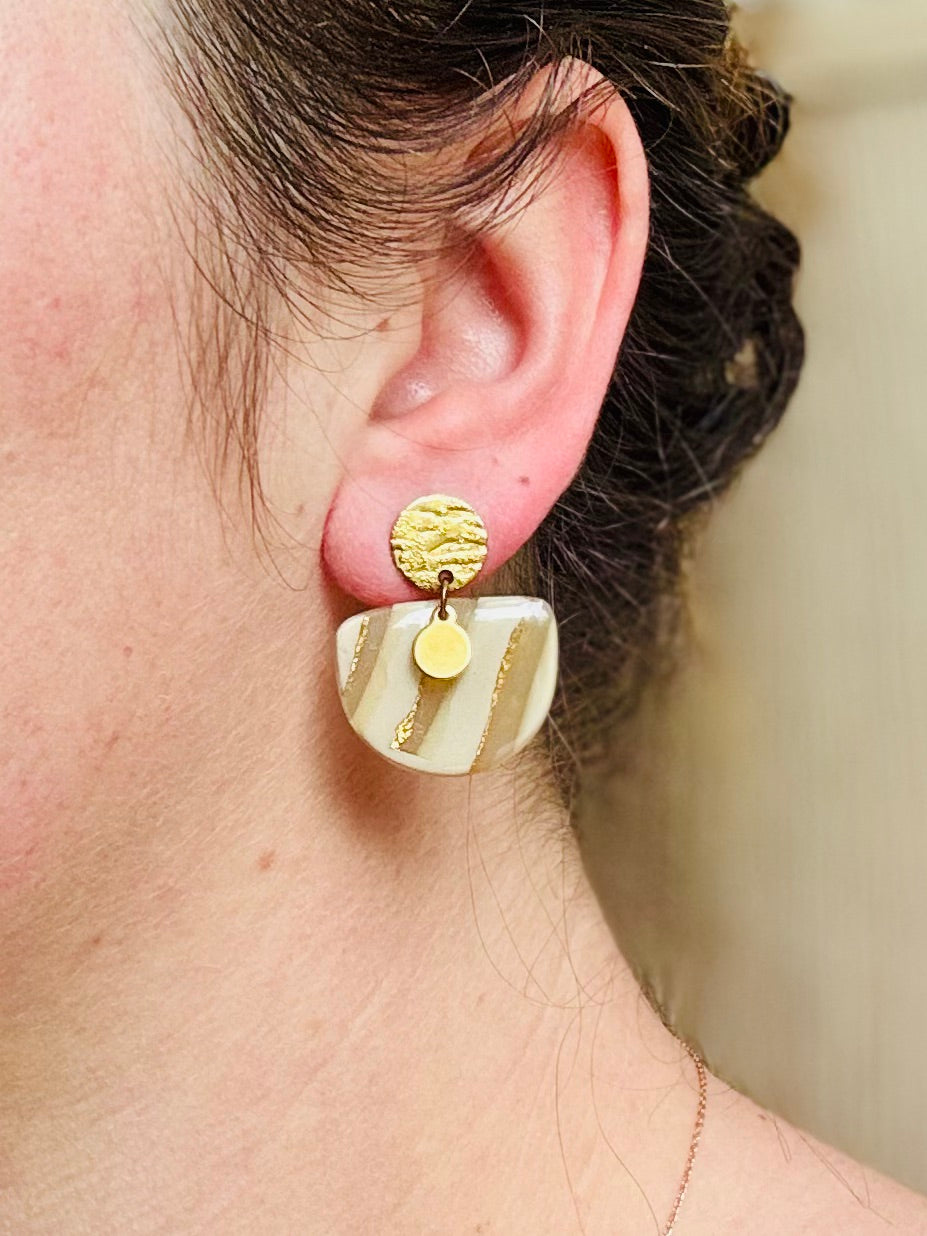 Boucles d'oreilles 'Nira Dorée' — vue 6 — bijou artisanal Tipoïa Bijoux