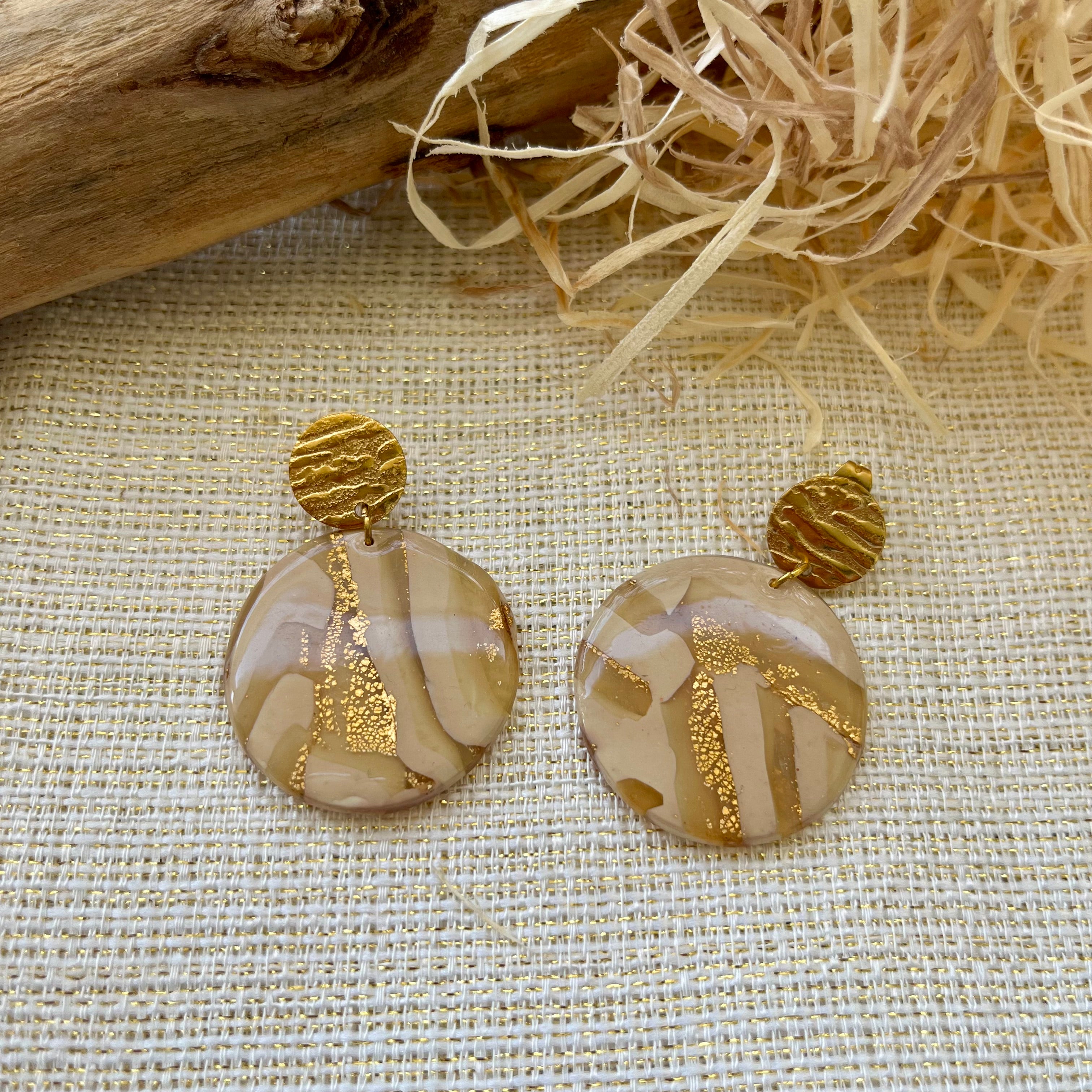 Boucles d'oreilles 'Runa Dorée' — vue 4 — bijou artisanal Tipoïa Bijoux