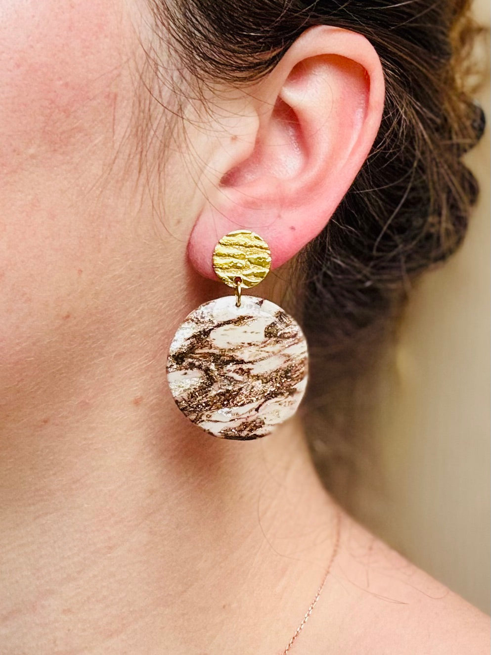 Boucles d'oreilles 'Runa Dorée' — vue 5 — bijou artisanal Tipoïa Bijoux