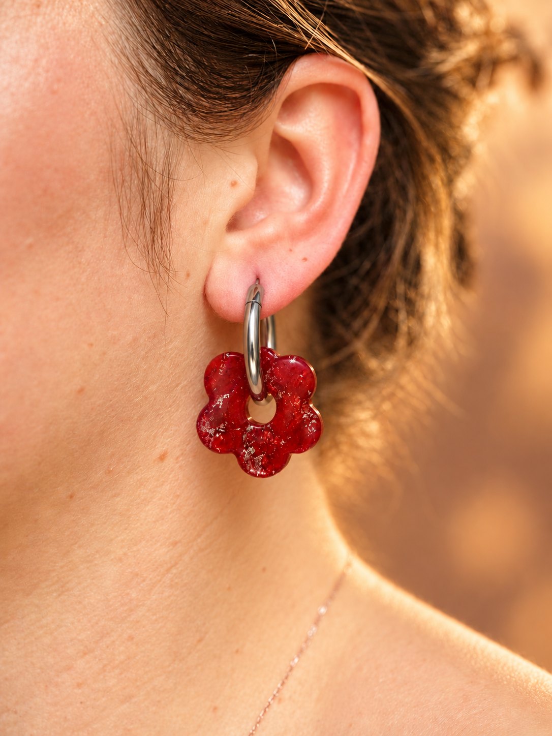 Créoles fleur rouge - vue 2 - bijou artisanal Tipoïa Bijoux