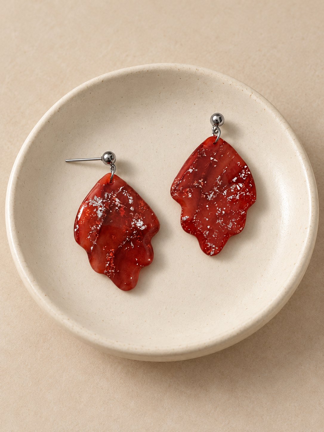 Boucles d'oreilles feuille - vue 3 - bijou artisanal Tipoïa Bijoux