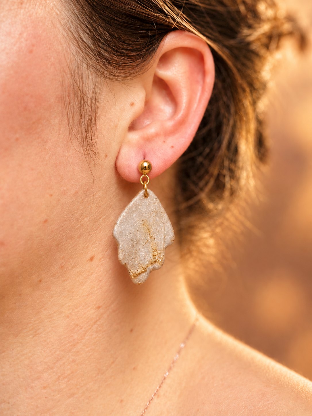 Boucles d'oreilles feuille - vue 2 - bijou artisanal Tipoïa Bijoux