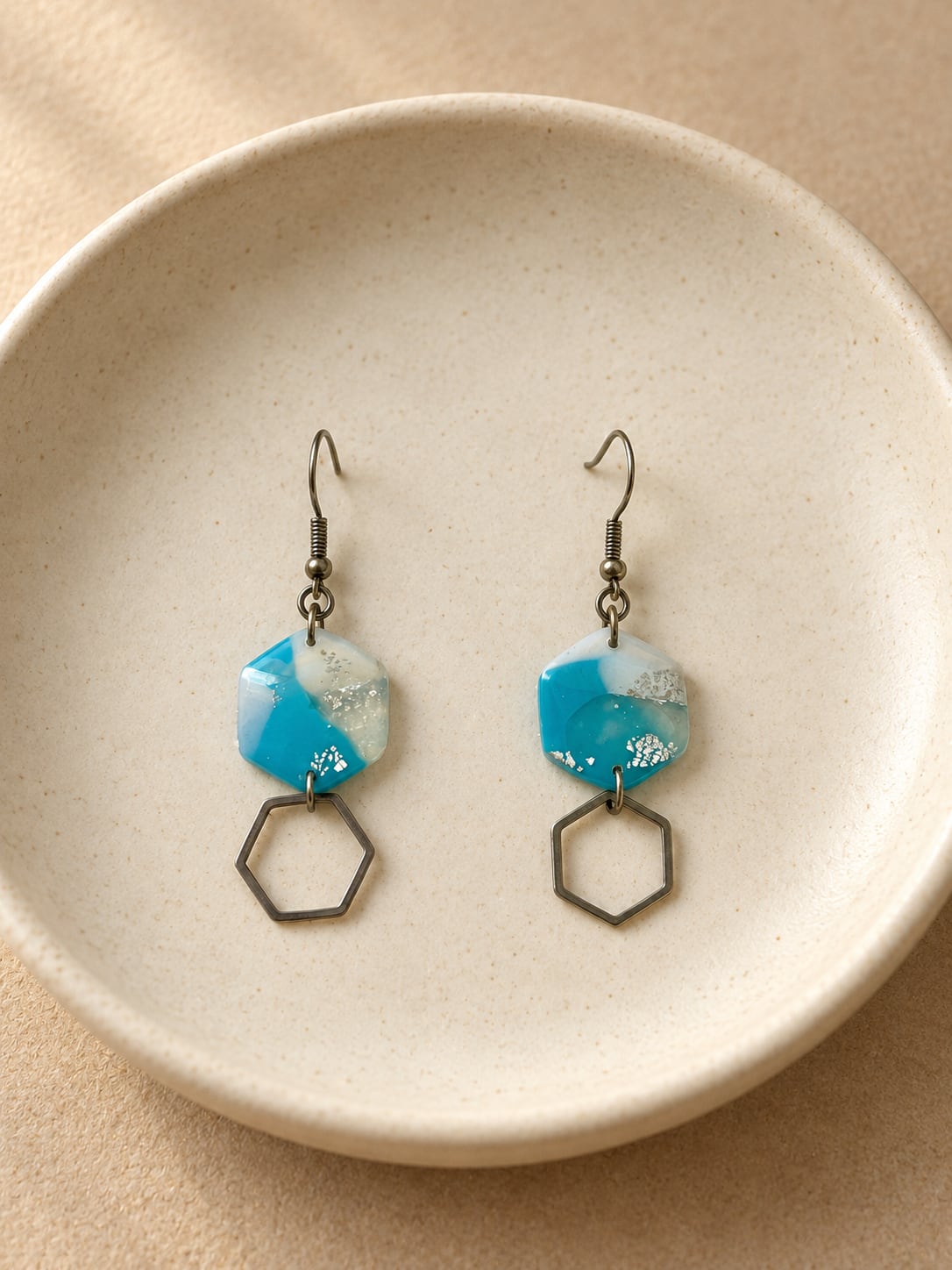 Boucles d'oreilles pendantes hexagone turquoise - bijou artisanal Tipoïa Bijoux