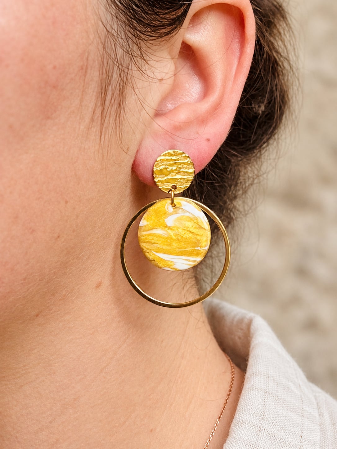 Boucles d'oreilles 'Loya Dorée' - vue 4 - bijou artisanal Tipoïa Bijoux