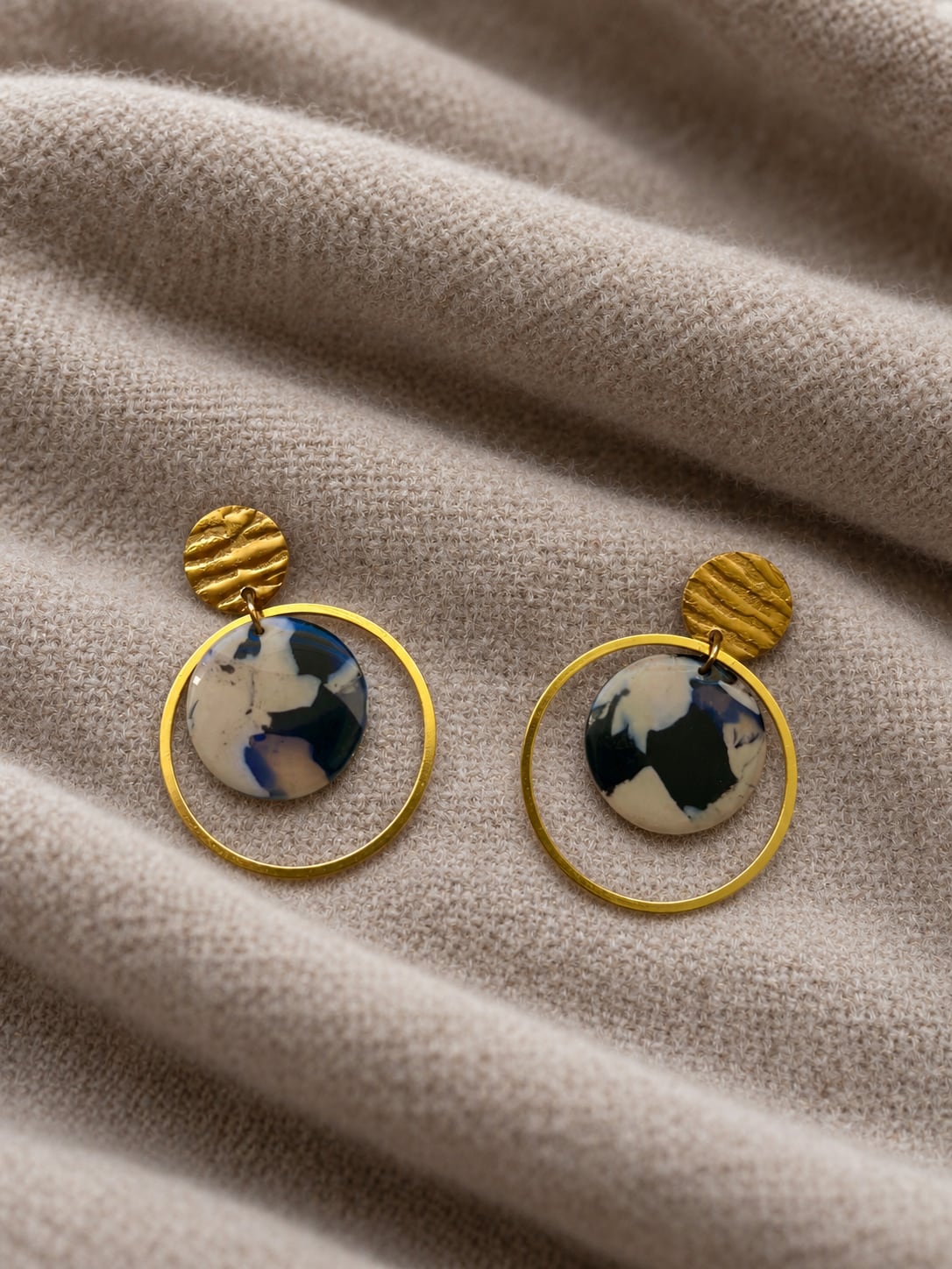 Boucles d'oreilles 'Loya Dorée' - vue 6 - bijou artisanal Tipoïa Bijoux