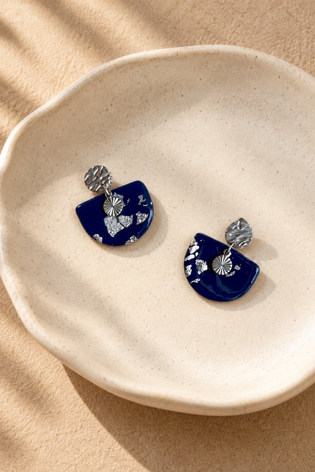 Boucles d'oreilles 'Nira Argenté' - vue 2 - bijou artisanal Tipoïa Bijoux