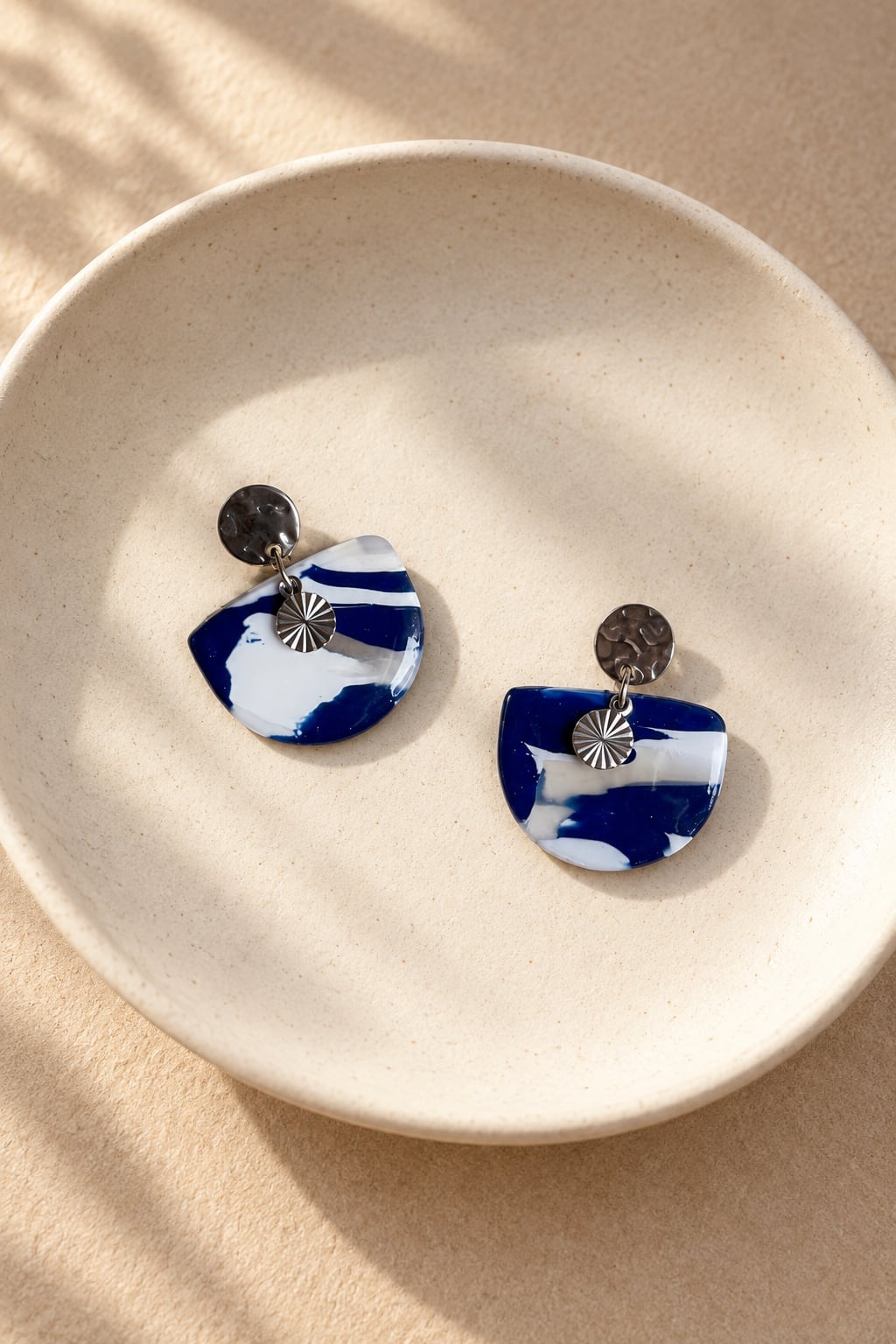 Boucles d'oreilles 'Nira Argenté' - vue 4 - bijou artisanal Tipoïa Bijoux