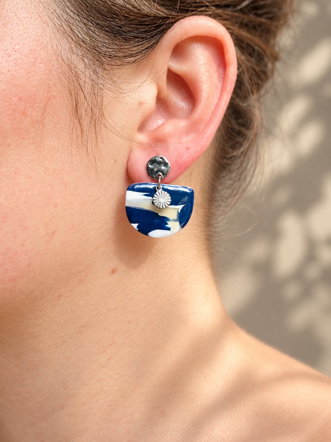 Boucles d'oreilles 'Nira Argenté' - vue 5 - bijou artisanal Tipoïa Bijoux