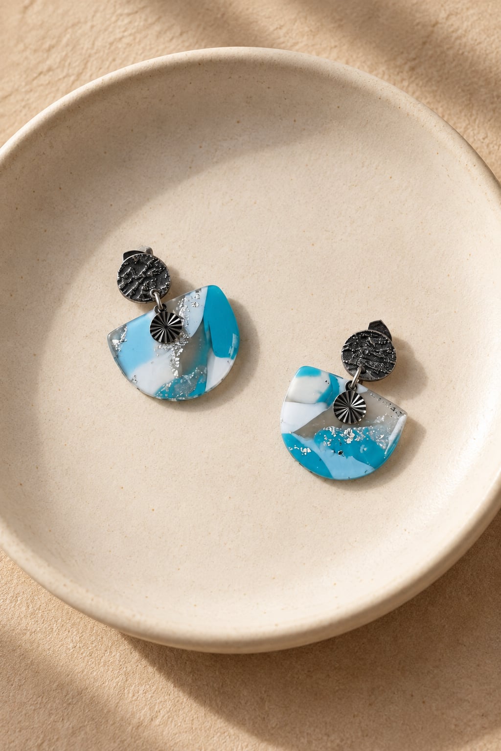 Boucles d'oreilles 'Nira Argenté' - vue 6 - bijou artisanal Tipoïa Bijoux
