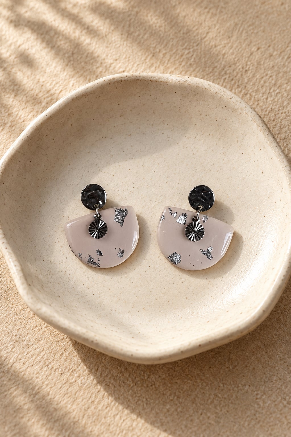 Boucles d'oreilles 'Nira Argenté' - vue 7 - bijou artisanal Tipoïa Bijoux