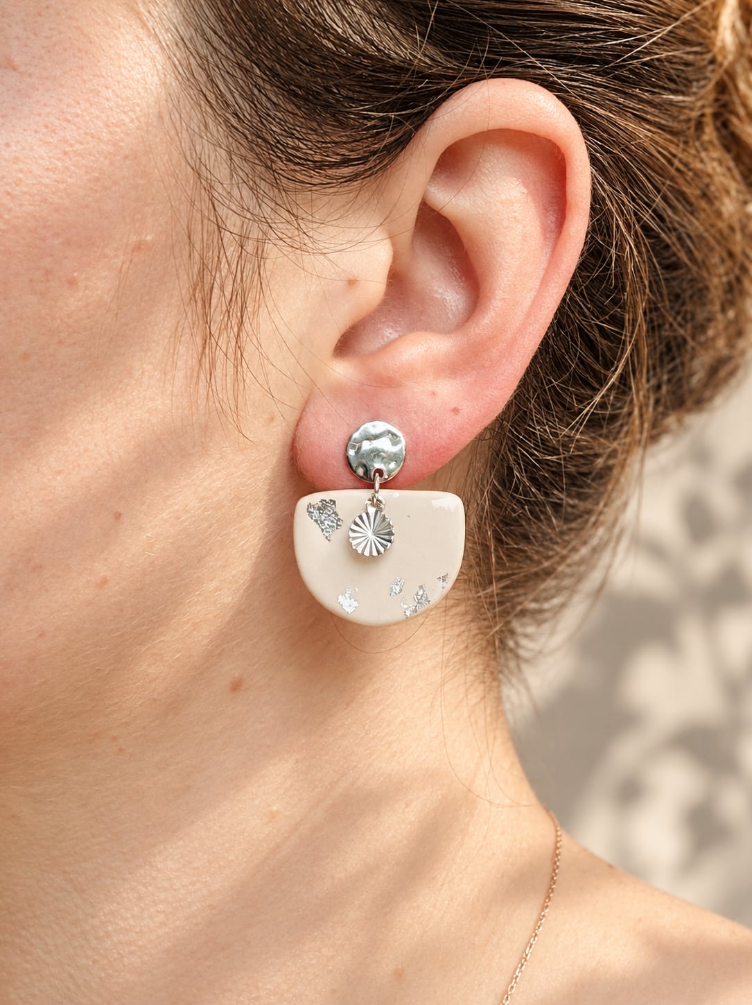 Boucles d'oreilles 'Nira Argenté' - vue 8 - bijou artisanal Tipoïa Bijoux