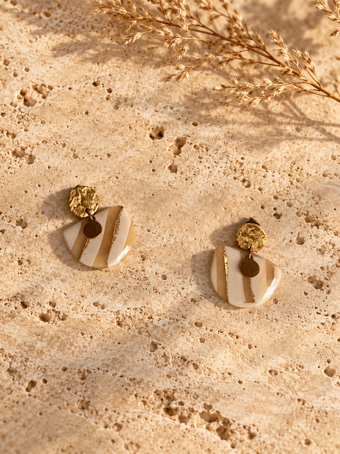 Boucles d'oreilles 'Nira Dorée' - vue 2 - bijou artisanal Tipoïa Bijoux