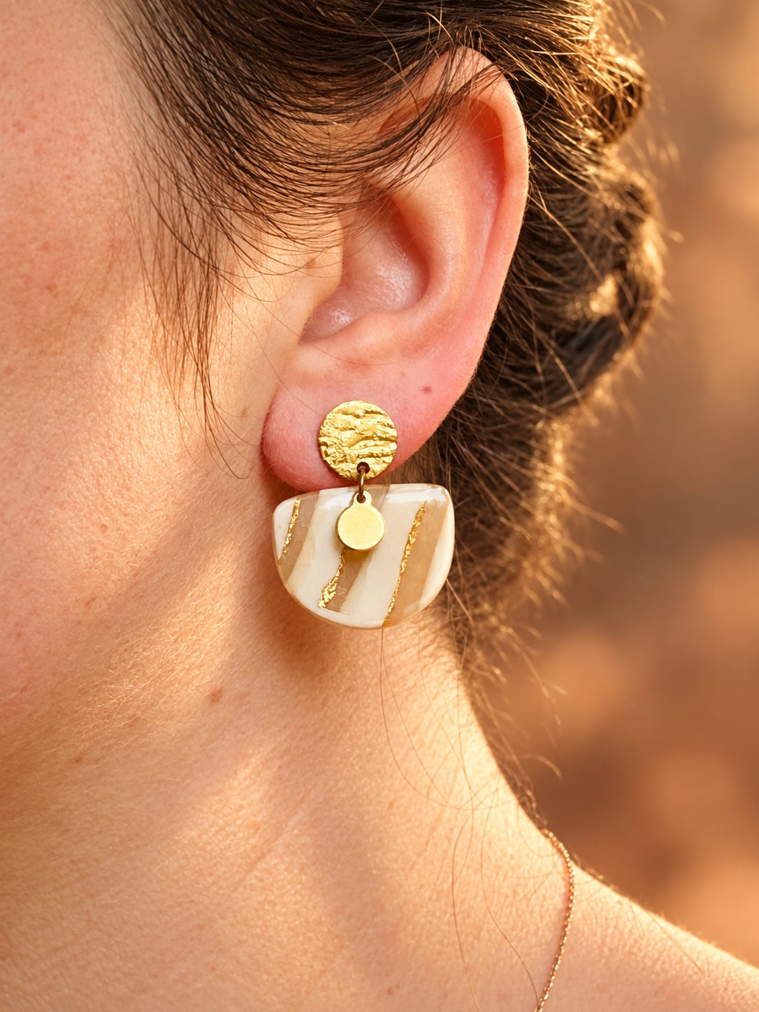 Boucles d'oreilles 'Nira Dorée' - vue 6 - bijou artisanal Tipoïa Bijoux