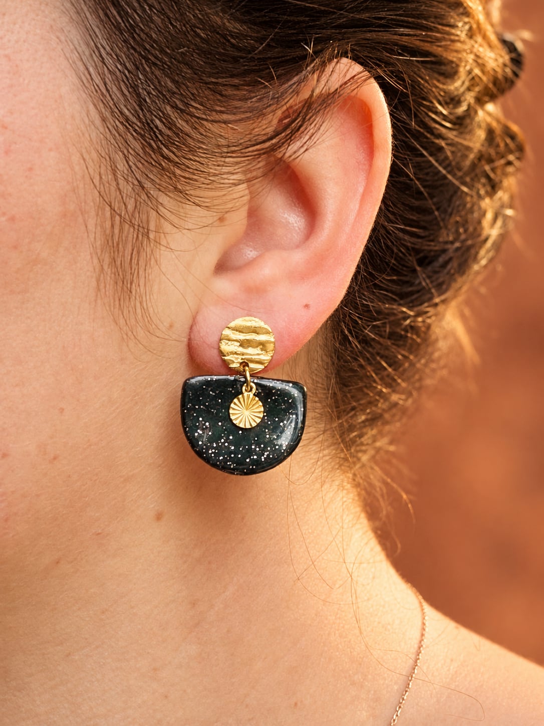 Boucles d'oreilles 'Nira Dorée' - vue 10 - bijou artisanal Tipoïa Bijoux