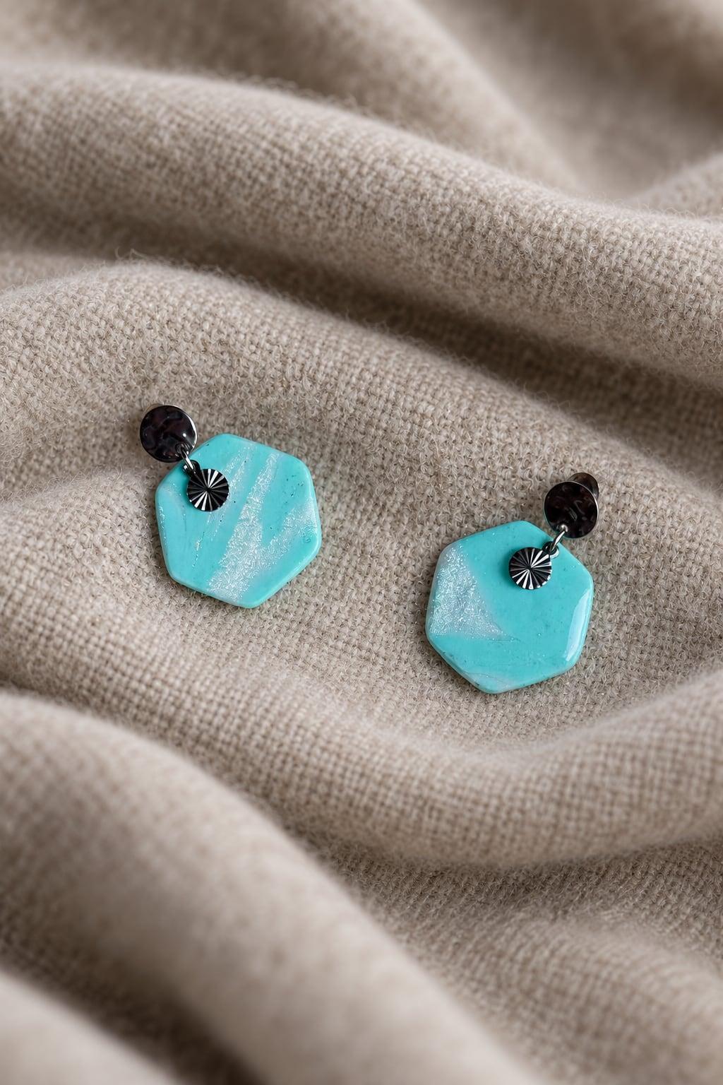 Boucles d'oreilles 'Oxa Argenté' - vue 2 - bijou artisanal Tipoïa Bijoux