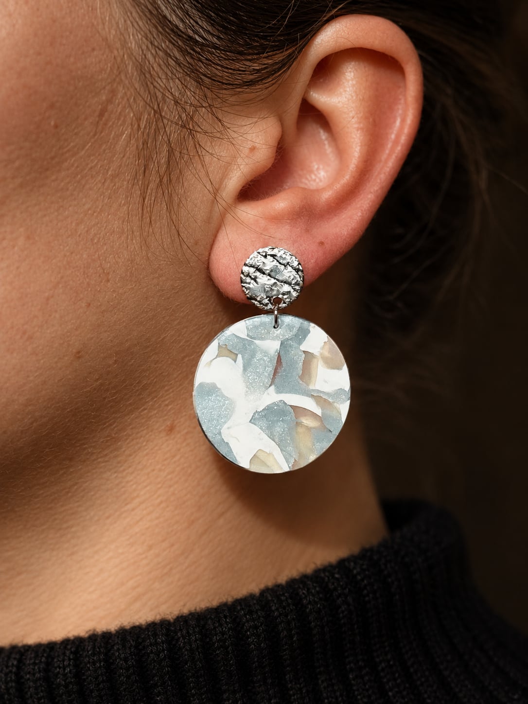 Boucles d'oreilles 'Runa Argenté' - vue 4 - bijou artisanal Tipoïa Bijoux