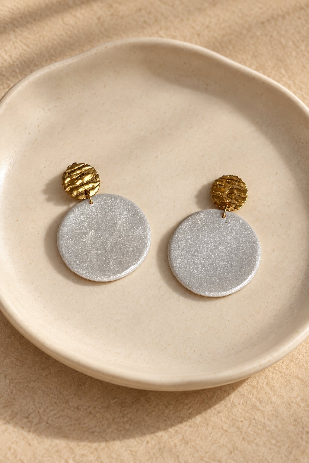 Boucles d'oreilles 'Runa Dorée' - vue 8 - bijou artisanal Tipoïa Bijoux