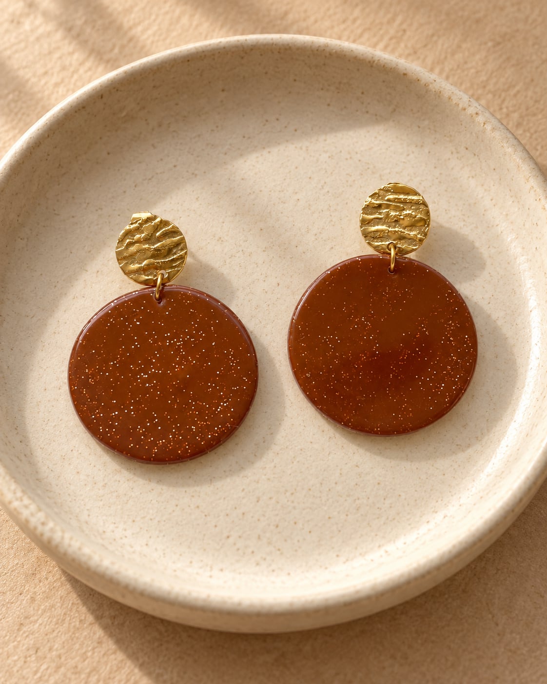 Boucles d'oreilles 'Runa Dorée' - vue 9 - bijou artisanal Tipoïa Bijoux