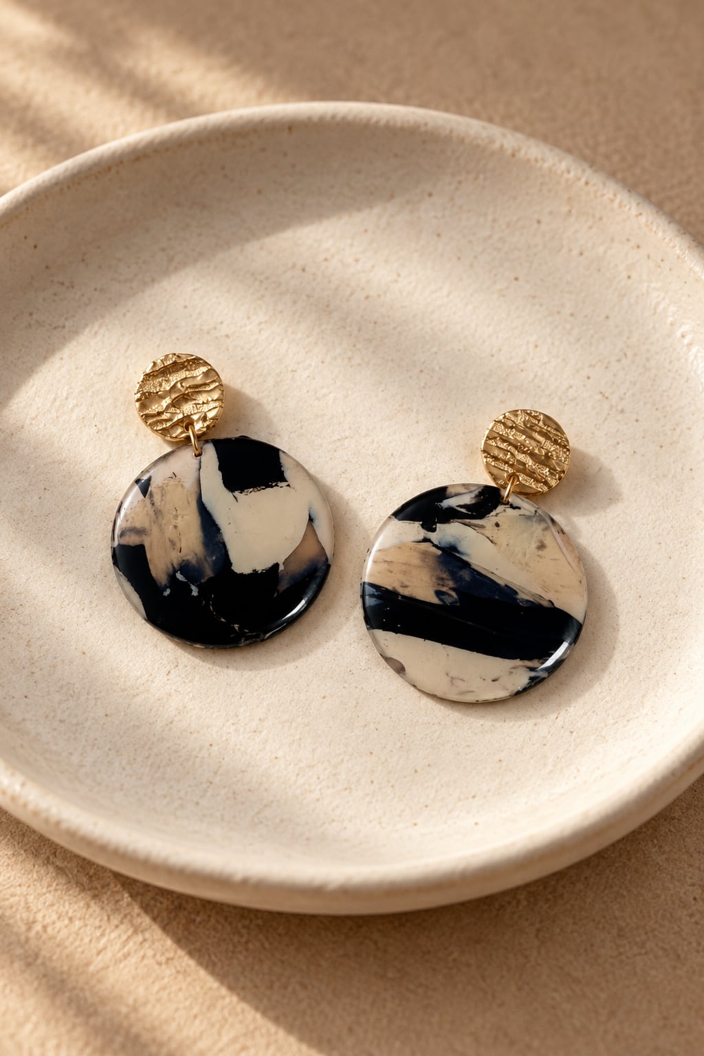 Boucles d'oreilles 'Runa Dorée' - vue 2 - bijou artisanal Tipoïa Bijoux