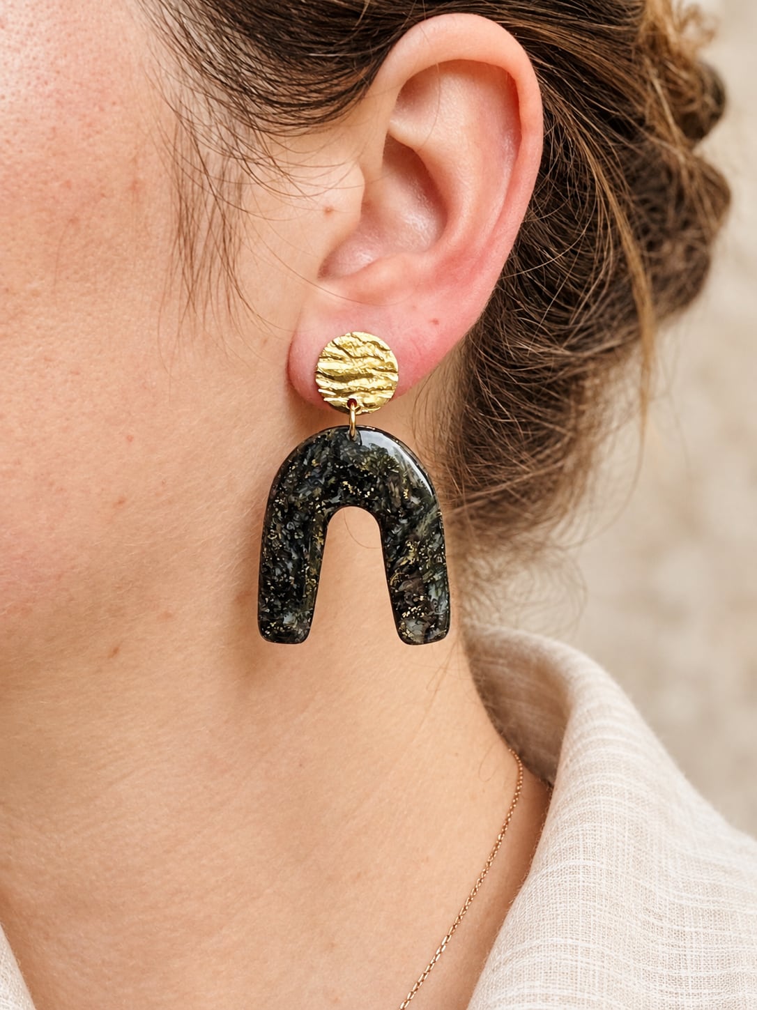 Boucles d'oreilles 'Taya Dorée' - vue 4 - bijou artisanal Tipoïa Bijoux