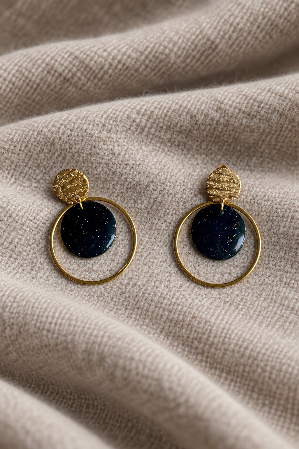 Boucles d'oreilles 'Loya Dorée' - vue 8 - bijou artisanal Tipoïa Bijoux